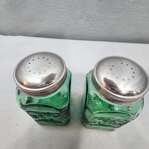 Vintage Depression Style Glass Salt and Pepper Shakers (Green) - Picture 4 of 7